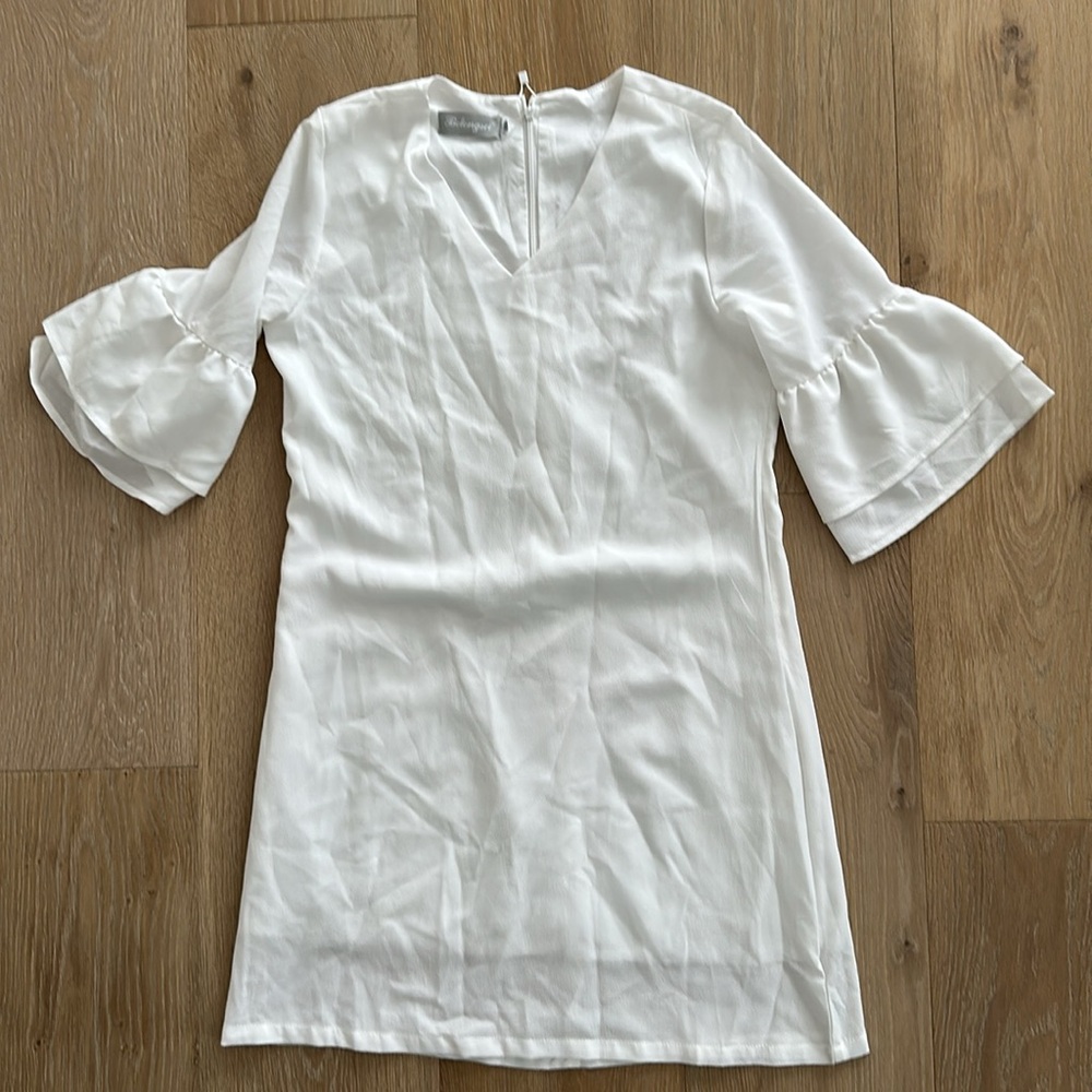 Women’s v neck white shift dress with ruffle sleeve XS